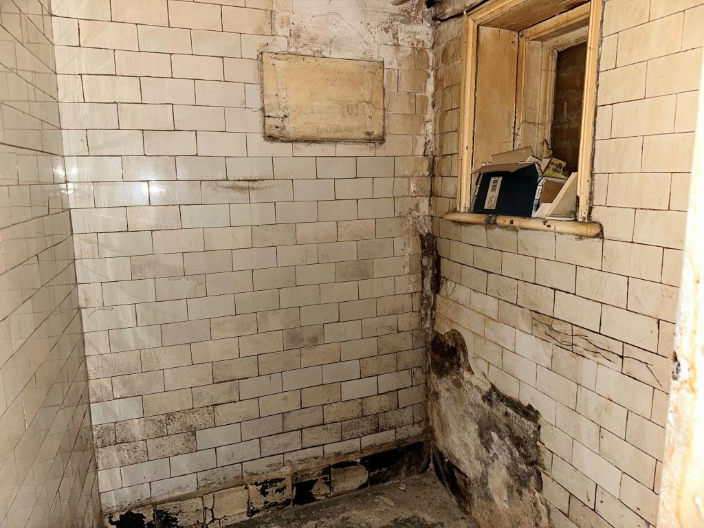 Lot: 141 - THREE-BEDROOM MAISONETTE FOR IMPROVEMENT - Ground floor room